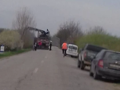Un camion s-a răsturnat pe drumul dintre Sebiş şi Bârsa
