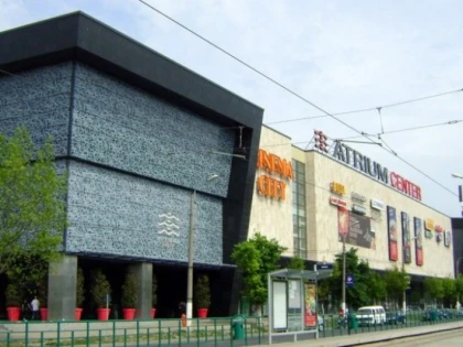 Un cântăreţ a fost înjunghiat, în parcarea de la Atrium Mall