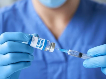 Un centru de vaccinare s-a închis. Există suspicini că s-au eliberat certificate false de vaccinare