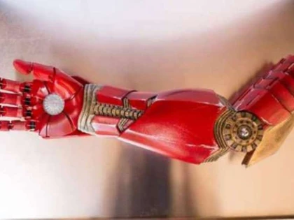 UN COPIL DE SAPTE ANI A PRIMIT O MANA NOUA DE LA IRON MAN