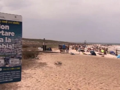 Un cuplu francez riscă închisoare pentru că a luat nisip de pe o plajă din Sardinia