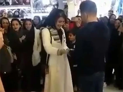 Un cuplu iranian a fost arestat în urma unei cereri publice în căsătorie