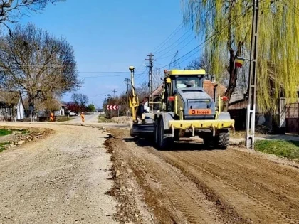Un drum din județul Arad este asfaltat doar pe o treime, iar localnicii ocolesc 22 de kilometri între Sebiș și Răpsig