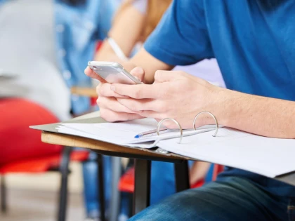  Un elev a fost eliminat din examenul de bacalaureat, după ce a primit o atenționare de furtună pe telefon