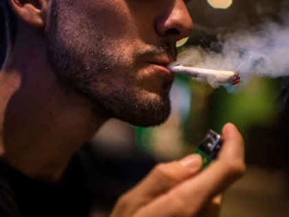Un elev din Arad a leșinat în curtea școlii, după ce a fumat marijuana