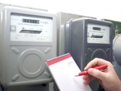 Un escroc din Șagu s-a dat drept angajat al unei firme de electricitate și a înșelat un septuagenar din Ineu, cu 635 de lei