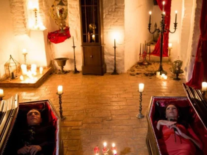 UN HALLOWEEN ”ALTFEL”. DOI CANADIENI AU DORMIT ÎN SICRIE LA BRAN