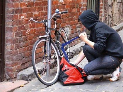 UN HOT A VRUT SA FURE DOUA BICICLETE DIN FATA UNUI SUPERMARKET
