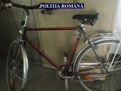 Un hoț de 19 ani a furat o bicicletă în valoare de 1.000 de lei, din scara unui bloc