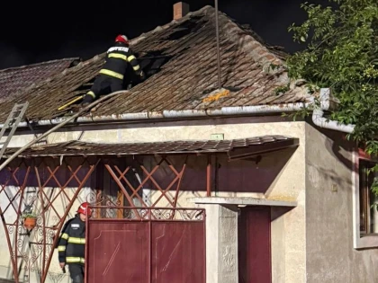 Un incendiu a izbucnit noaptea trecută la Curtici. O anexă gospodărească și acoperișul unei locuințe au fost cuprinse de flăcări