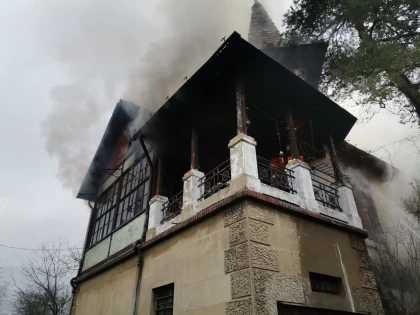 Un incendiu violent a cuprins o casă din Ghioroc