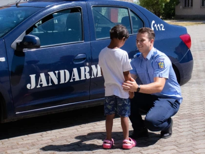 Un jandarm din Arad a găsit un copil de 4 ani rătăcit pe stradă și l-a ajutat să-și regăsească familia