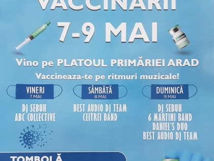 Un lot de bere și o masă în patru pentru cei care se vaccinează în fața Primăriei