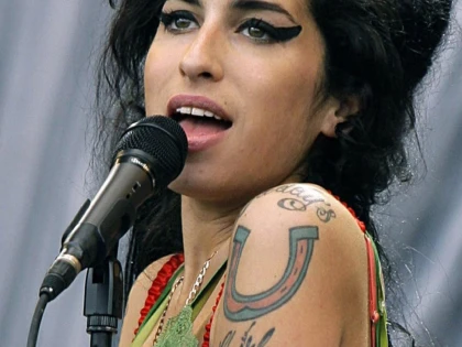 Un lungmetraj biografic dedicat cântăreţei Amy Winehouse ar putea fi lansat anul viitor