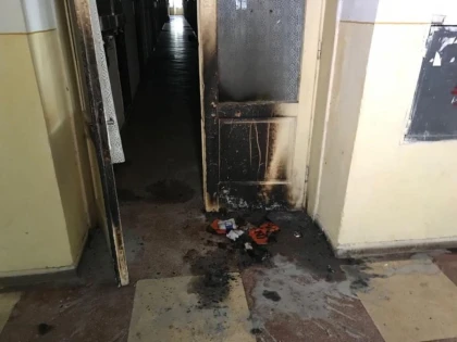 Un maramureșean a incendiat ușa unui bloc din Arad după care a trecut la amenințări