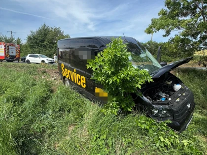 Un microbuz a ieșit de pe șosea între Vinga și Șagu. O persoană a fost transportată la spital