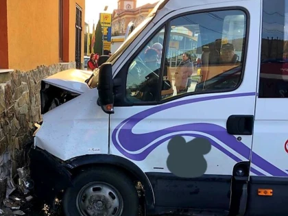 Un microbuz cu 10 persoane a intrat într-o casă, în Lipova