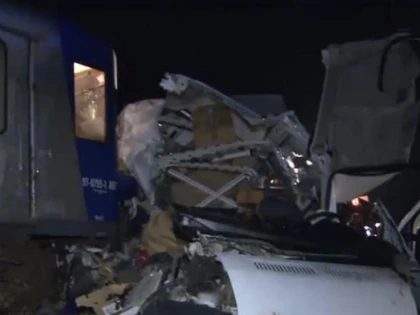 Un microbuz cu șapte pasageri, lovit de tren în vestul țării