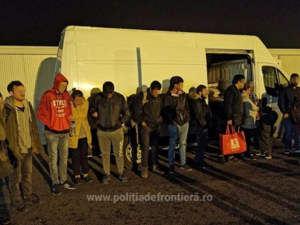 Un microbuz plin cu refugiați a fost oprit la Nădlac, de polițiștii de frontieră