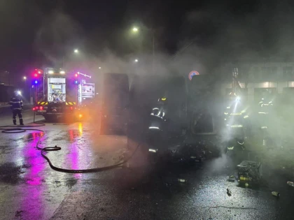 Un microbuz s-a făcut scrum pe strada Petru Rareș, din municipiul Arad