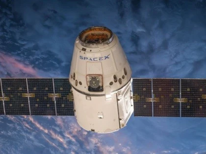 Un miliardar japonez, prima persoană care va călători în jurul Lunii cu un vehicul SpaceX