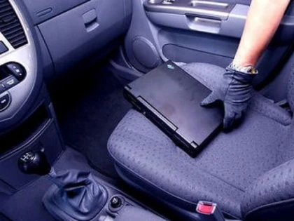 UN MINOR A FOST PRINS ÎN TIMP CE ÎNCERCA SĂ SUSTRAGĂ BUNURI DINTR-UN AUTOTURISM