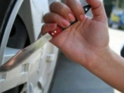 Un minor a tăiat cauciucurile mai multor autoturisme pe Calea Bodrogului