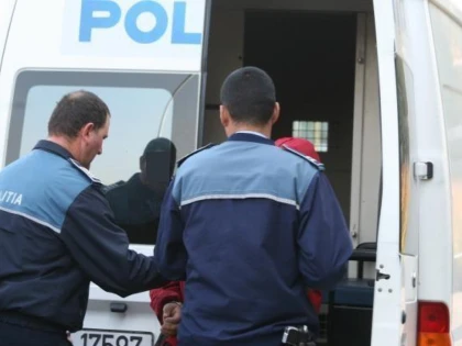 Un minor din Șiria a furat o autoutilitară, a condus-o și a ”parcat-o” într-un șanț