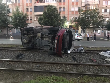 Un mort şi un rănit grav, după ce un microbuz a rupt un stâlp din beton şi s-a răsturnat