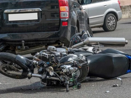Un motociclist de 16 ani a ajuns la spital, după ce a fost lovit de un autoturism, pe strada Andrei Șaguna