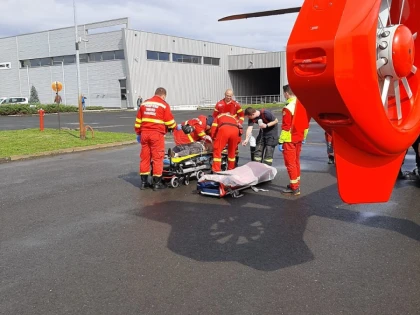 Un muncitor din zona industrială Curtici, transportat de urgență cu elicopterul, după ce i-a fost smulsă mâna din umăr