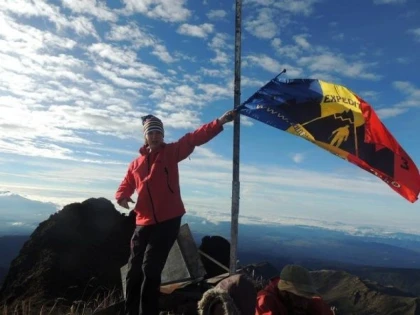 Un nou record mondial! Tricolorul, urcat pe vârful Giluwe de o alpinistă de doar 13 ani