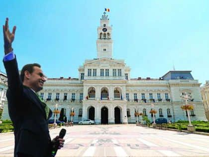 Un nou scandal loveşte Primăria Arad. Falcă a dat peste 800.000 de euro unei firme, fără licitaţie