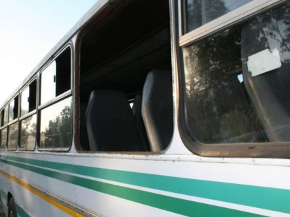 UN PECICAN S-A IMBATAT SI A LASAT TREI CASE SI UN AUTOBUZ FARA GEAMURI