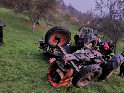 Un pensionar din Lazuri a murit strivit de tractor