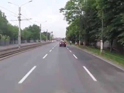 UN POLITIST A FOST LA UN PAS SA FIE LOVIT DE O MASINA PE CARE INCERCA S-O OPREASCA, PE CALEA AUREL VLAICU (VIDEO)