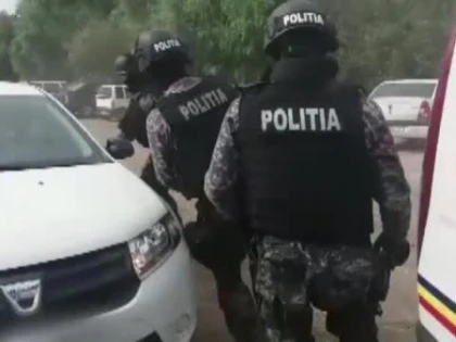 Un polițist de la trupele speciale, atacat cu o sabie în timpul unei percheziții
