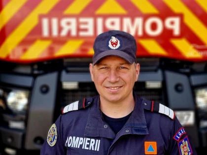 Un pompier aflat în timpul liber s-a luptat cinci ore cu incendiul de vegetație din zona localității Stejar