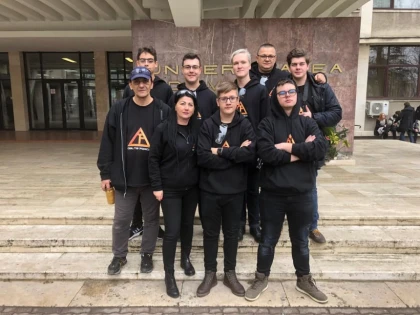 Un robot construit de câţiva elevi arădeni, în competiţia First Tech Challenge Romania