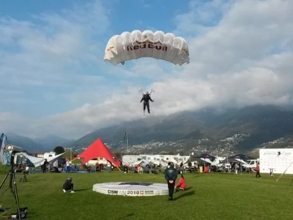 UN ROMAN VICECAMPION MONDIAL LA PARASUTISM