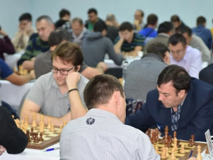 Un şahist timişorean conduce după şase runde, la Festivalul Internaţional Arad Open