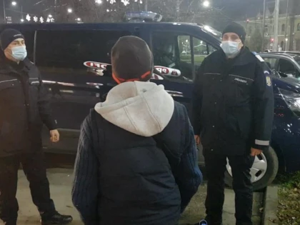 Un sătmărean care figura în carantină la domiciliu a fost găsit de jandarmi pe o stradă din Arad