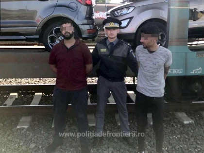 Un sirian și un marocan, ascunşi pe platforma unui tren de marfă, depistaţi la P.T.F Curtici   