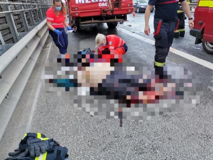 Un șofer a fost accidentat mortal, pe autostradă, în timp ce încerca să stingă incendiul izbucnit la propria mașină