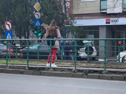 Un șofer a pierdut controlul volanului pe Calea Radnei și a intrat cu mașina în bancă