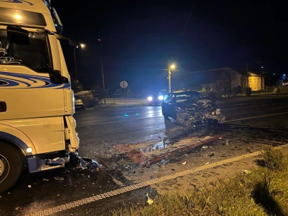 Un șofer beat, de 62 de ani, a intrat cu mașina într-un TIR, la Lipova
