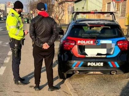 Un şofer din Arad, amendat de polițiști după ce și-a vopsit mașina și a scris pe ea "POLICE"