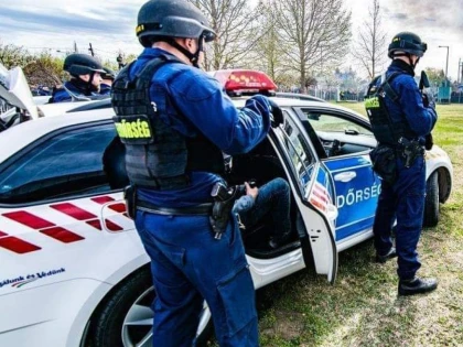 Un șofer ungur a vrut să intre în România cu o dubiță plină de țigări electronice. S-a ales cu dosar penal și peste 100.000 euro amendă