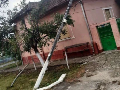 Un stâlp de telecomunicaţii a căzut pe casa unei bătrâne din Măderat, iar cei responsabili nu se grăbesc să îl ridice