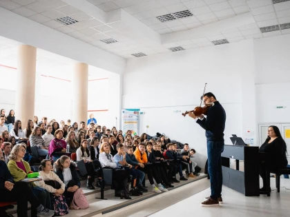 „Un Stradivarius în școli” – Ediția specială pentru copii deficienți de vedere ajunge la Arad